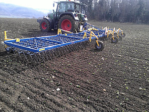 Unkraut striegeln mit 15 m Treffler Präzisionsstriegel